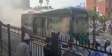 پشاورمیں بی آرٹی بسوں میں آگ لگنے کی وجہ مسافروں کا لوڈ قرار