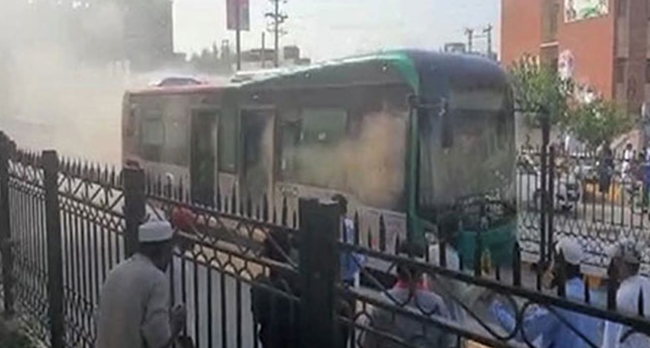 پشاورمیں بی آرٹی بسوں میں آگ لگنے کی وجہ مسافروں کا لوڈ قرار