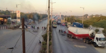 سانحہ مچھ کے خلاف کراچی میں 9 مقامات پر دھرنا، اہم شاہراہیں بلاک