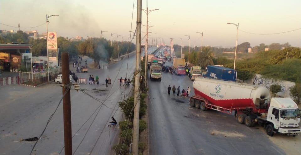 سانحہ مچھ کے خلاف کراچی میں 9 مقامات پر دھرنا، اہم شاہراہیں بلاک