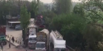 کراچی، لاہور کے بعض مقامات ٹریفک کیلئے بند، آزاد کشمیر کی مرکزی شاہراہ بھی بدستور بلاک