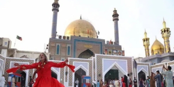 زائرین نے درگاہ لعل شہباز قلندرؒ کے مزار کا مرکزی گیٹ توڑ دیا، صورتحال کشیدہ