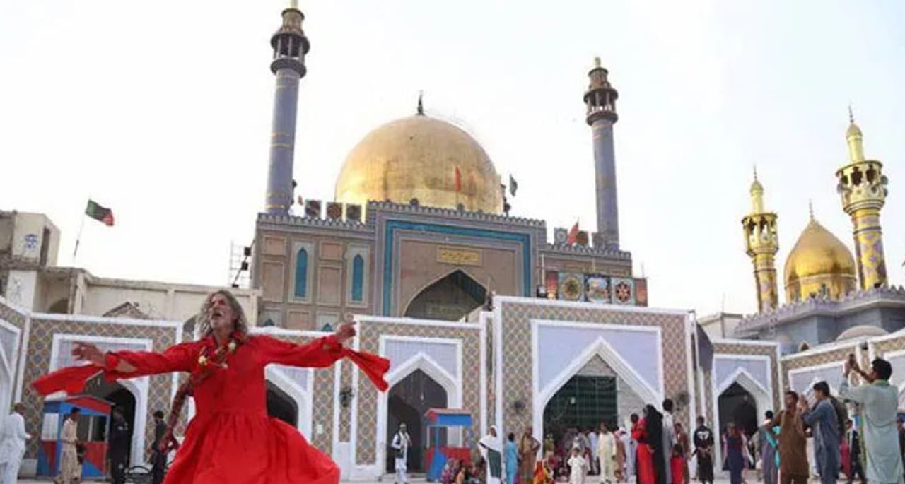 زائرین نے درگاہ لعل شہباز قلندرؒ کے مزار کا مرکزی گیٹ توڑ دیا، صورتحال کشیدہ