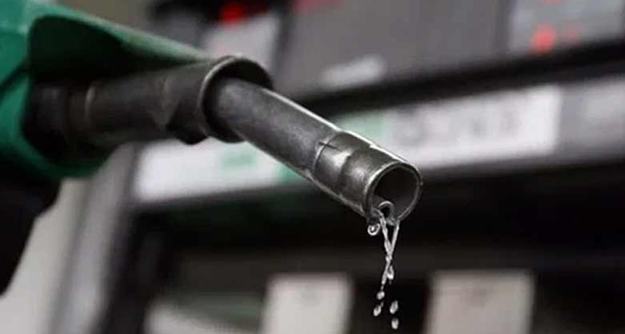 وزیر خزانہ کا پیٹرول، ڈیزل کی قیمتوں میں کمی کا اعلان