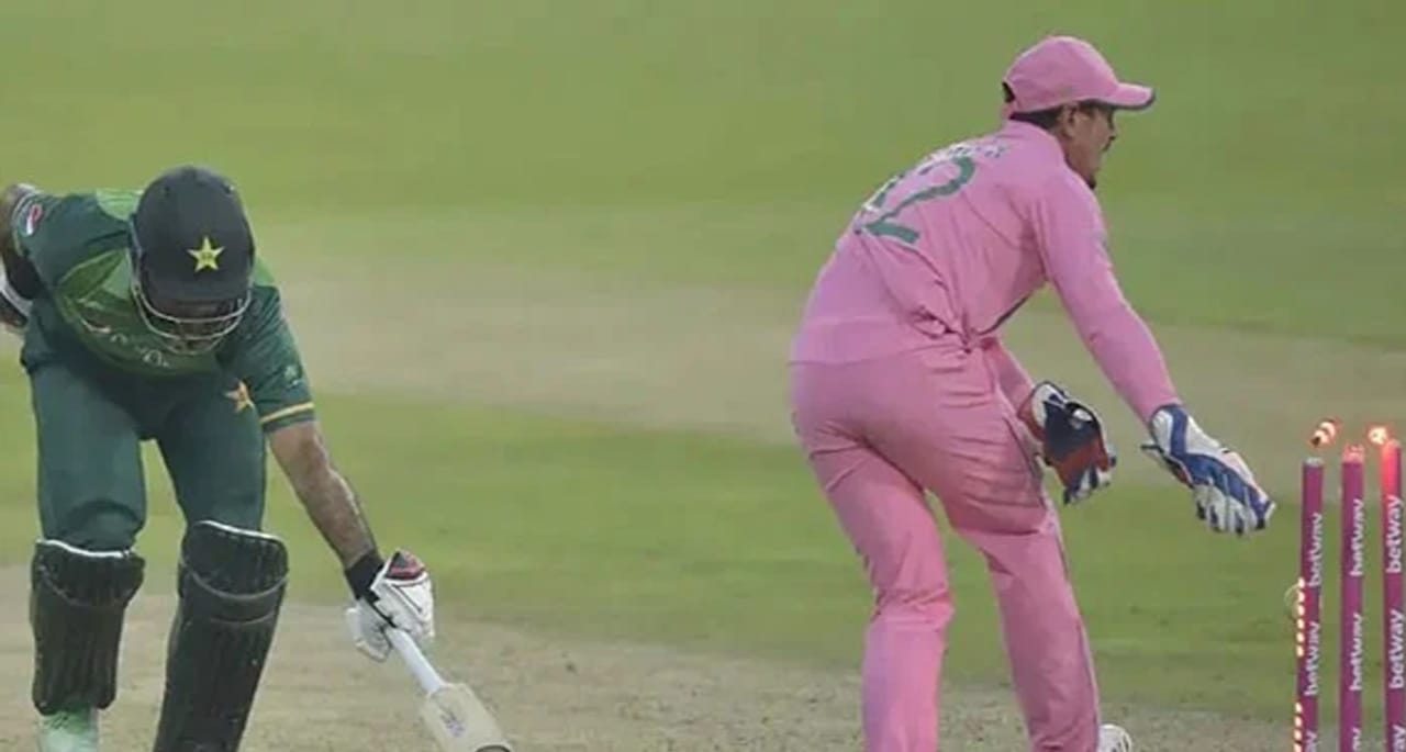 فخر کو اشارے کا معاملہ، ڈی کوک ’فیک فیلڈنگ‘ چارج سے بچ گئے