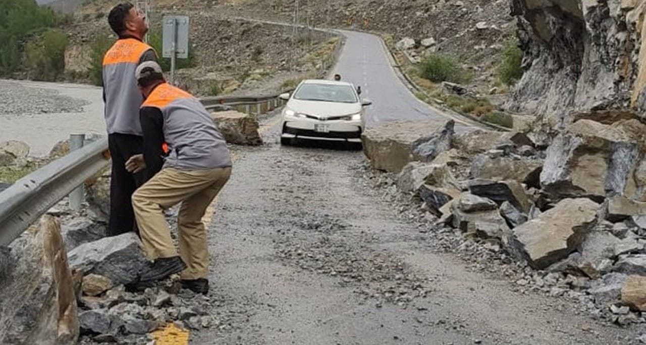 شاہراہ قراقرم 50 میٹر تک سیلاب میں بہہ گئی