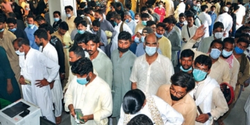 کراچی میں اچانک ویکسین لگوانے کے لیے لوگوں کا تانتا کیوں بندھ گیا؟