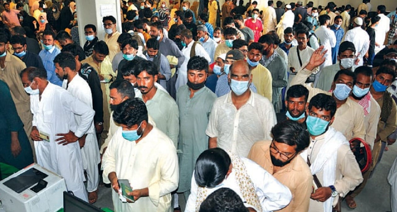 کراچی میں اچانک ویکسین لگوانے کے لیے لوگوں کا تانتا کیوں بندھ گیا؟