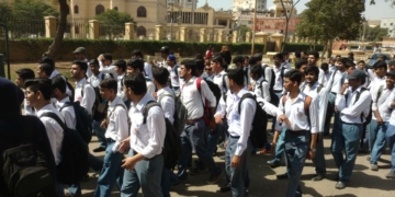 کراچی: تعلیمی اداروں کی بندش پر طلبا نے احتجاجاً سڑک پر کلاسیں لگالیں