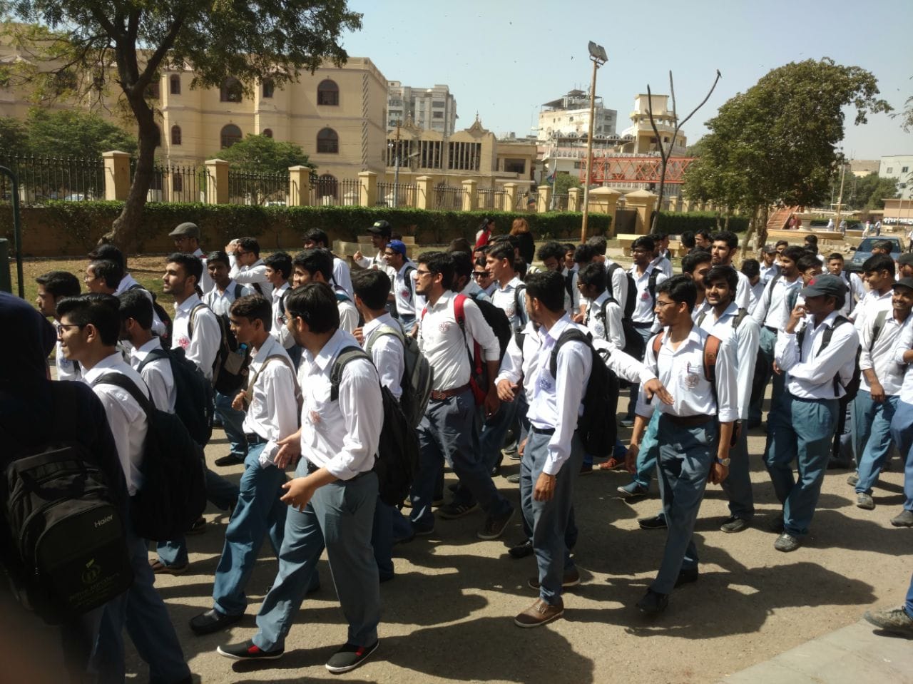 کراچی: تعلیمی اداروں کی بندش پر طلبا نے احتجاجاً سڑک پر کلاسیں لگالیں