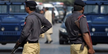 ویکسین نہ لگوانے والوں کی شامت،کراچی پولیس نے ویکسی نیشن کارڈ چیک کرنا شروع کردیے