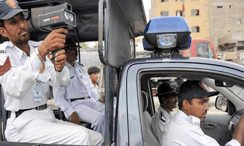 کم عمر ڈرائیور: والدین کی بھی سختی، لاکھوں روپے جرمانہ