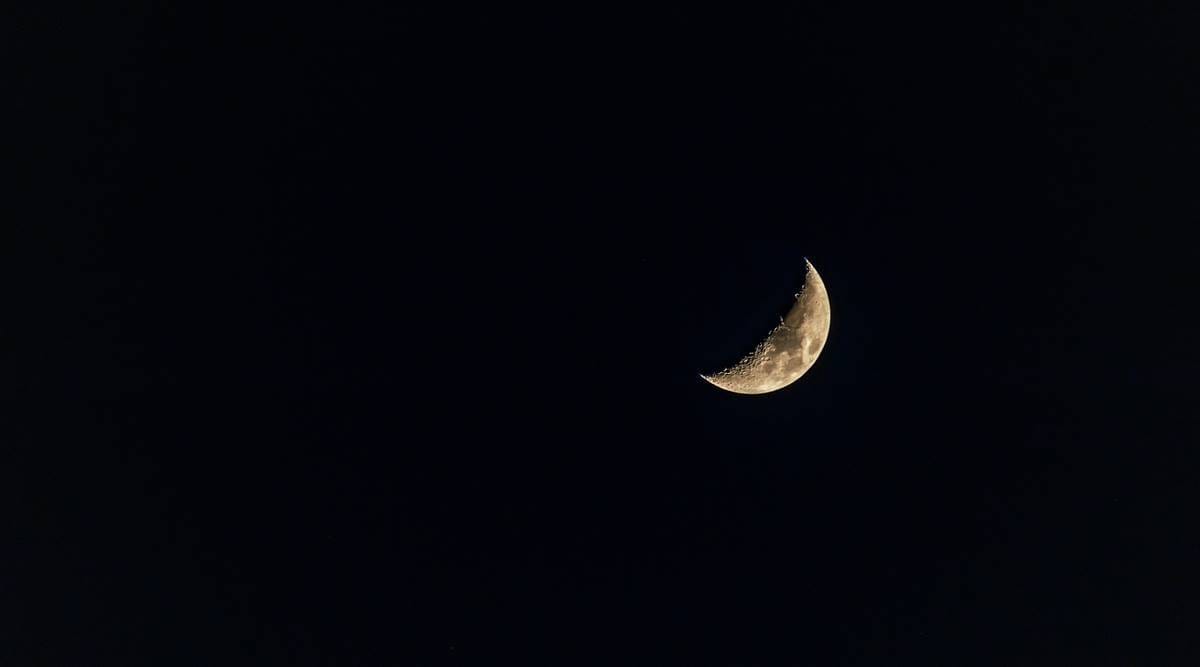 حکومت نے ملک میں نجی کمیٹیوں کے چاند دیکھنے پر پابندی عائدکردی