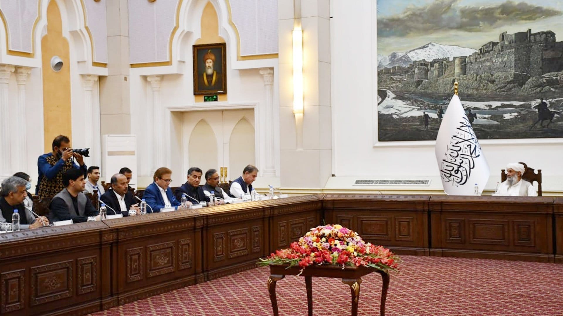 کابل: شاہ محمود کی ڈی جی آئی ایس آئی و دیگر حکام کے ہمراہ افغان وزیراعظم سے ملاقات