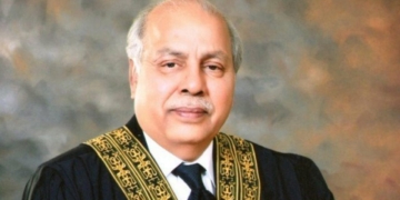سرکاری دفاتر وراثت میں نہیں ملتے، باپ کی جگہ بیٹے کی نوکری کا قانون عجیب ہے: چیف جسٹس