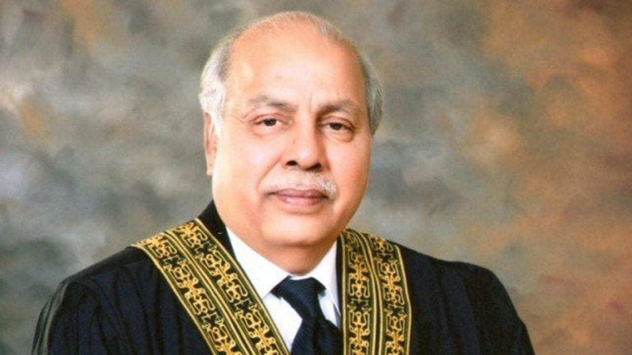 سرکاری دفاتر وراثت میں نہیں ملتے، باپ کی جگہ بیٹے کی نوکری کا قانون عجیب ہے: چیف جسٹس