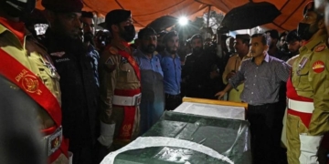 ڈاکٹر عبدالقدیر خان سرکاری اعزاز کے ساتھ سپرد خاک: قومی پرچم سرنگوں