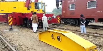 ٹنڈوآدم: مال بردار گاڑی پٹری سے اتر گئی