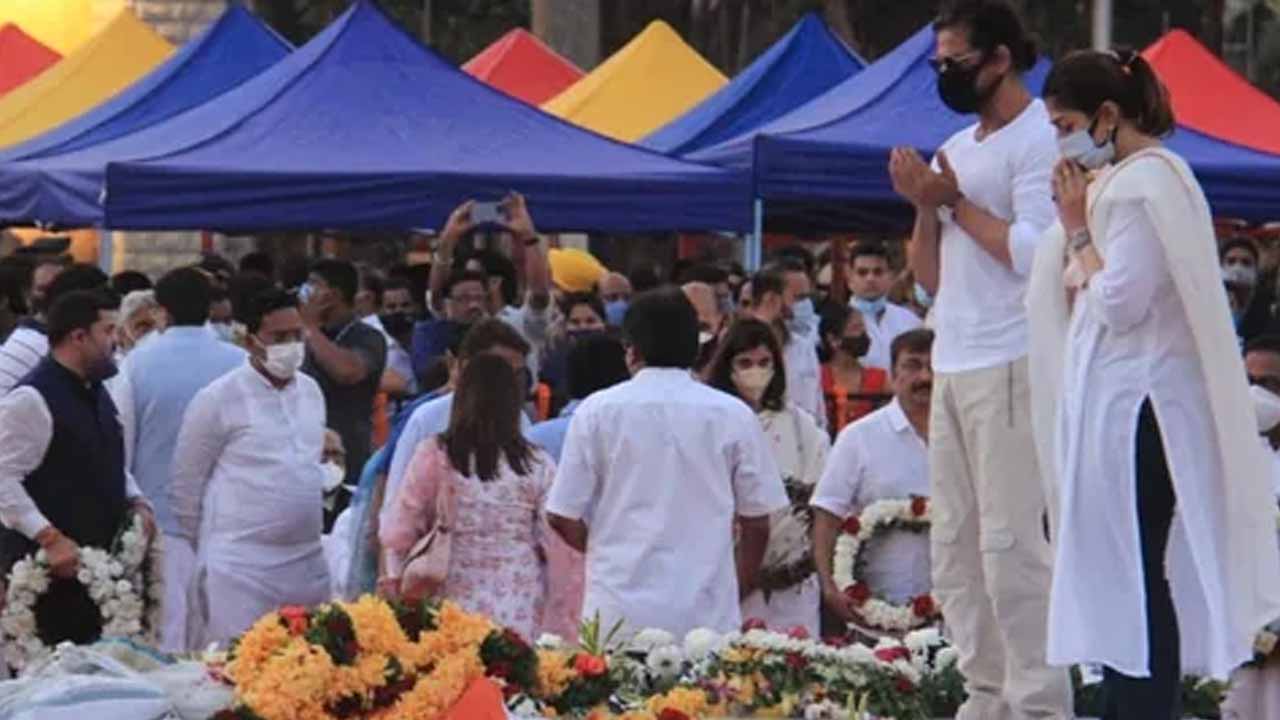 لتا کی آخری رسومات، شاہ رخ خان مودی کے انتہا پسندوں کے نشانے پر