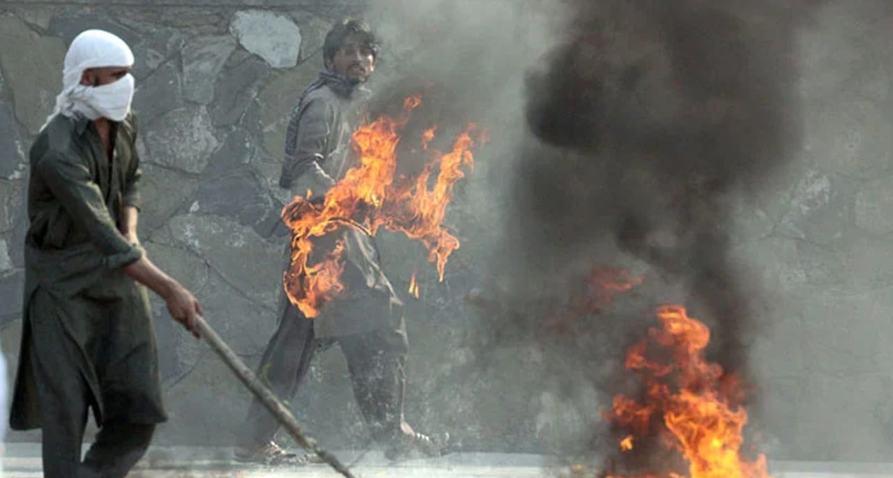 کراچی میں احتجاج کے دوران جلاؤ گھیراؤ، پی ٹی آئی قیادت کیخلاف مقدمات درج