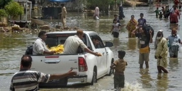 کراچی بارش کے بعد کن سڑکوں پر ٹریفک کی آمد و رفت میں اب بھی مشکلات؟