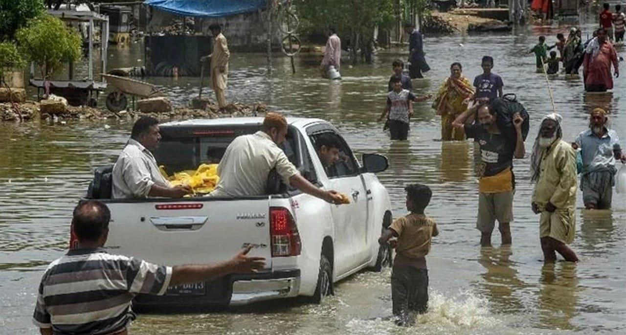 کراچی بارش کے بعد کن سڑکوں پر ٹریفک کی آمد و رفت میں اب بھی مشکلات؟