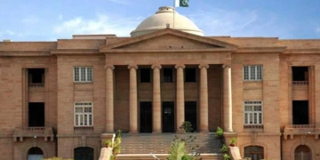 بارش کے باعث سندھ ہائی کورٹ میں کیچڑ اور غلاظت