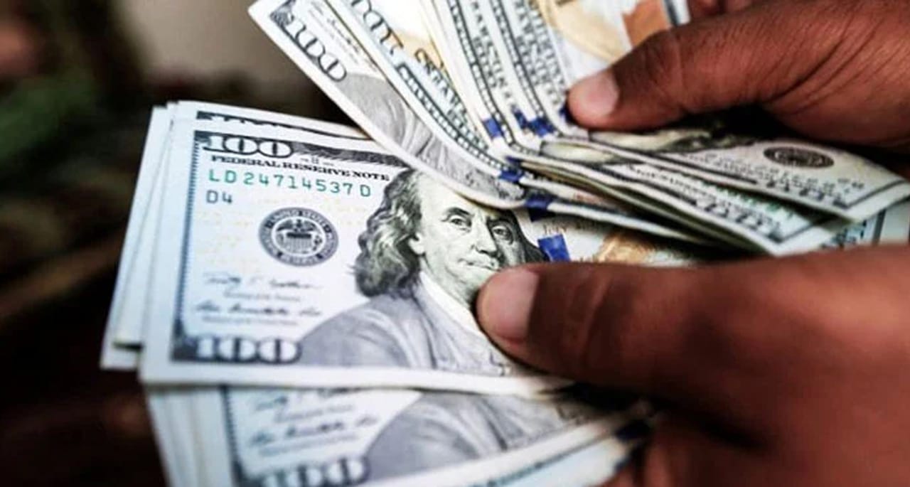 انٹر بینک میں ڈالر مزید سستا ہو گیا