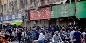نجی موبائل کمپنی کے خلاف عوام سراپا احتجاج، صدر مارکیٹ میں ہنگامہ آرائی