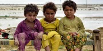 تباہ کُن سیلاب پاکستان میں 30 لاکھ سے زائد بچوں کی زندگیوں کو خطرہ
