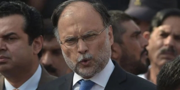 عمران خان دھوکے باز شخص ہے، احسن اقبال