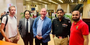 انگلینڈ کرکٹ بورڈ کے چیئرمین اور آفیشل بھی کراچی پہنچ گئے
