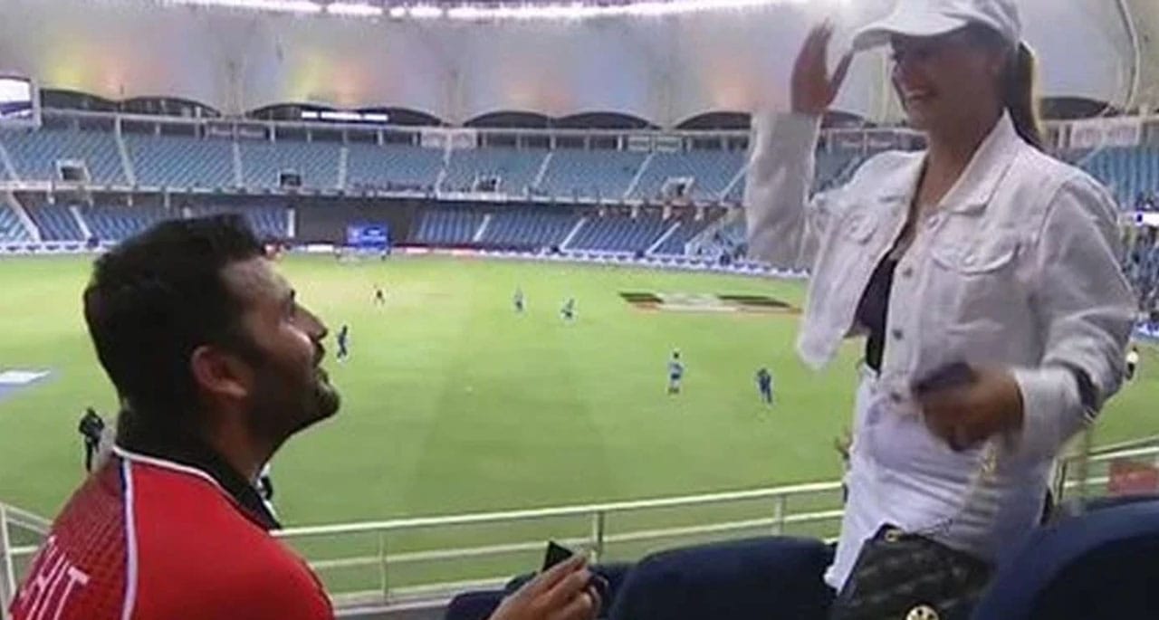 ہانگ کانگ کرکٹر نے میچ کے بعد گرل فرینڈ کو پرپوز کردیا