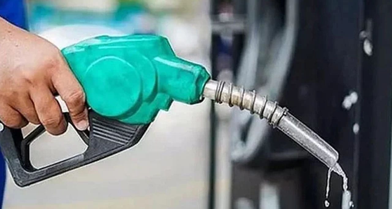 خام تیل کی قیمت میں کمی، ملک میں پیٹرولیم مصنوعات میں 15 روپے فی لیٹر تک کمی کا امکان