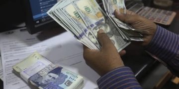 ڈالر آج بھی اوپر اور پاکستانی روپیہ نیچے جانے لگا
