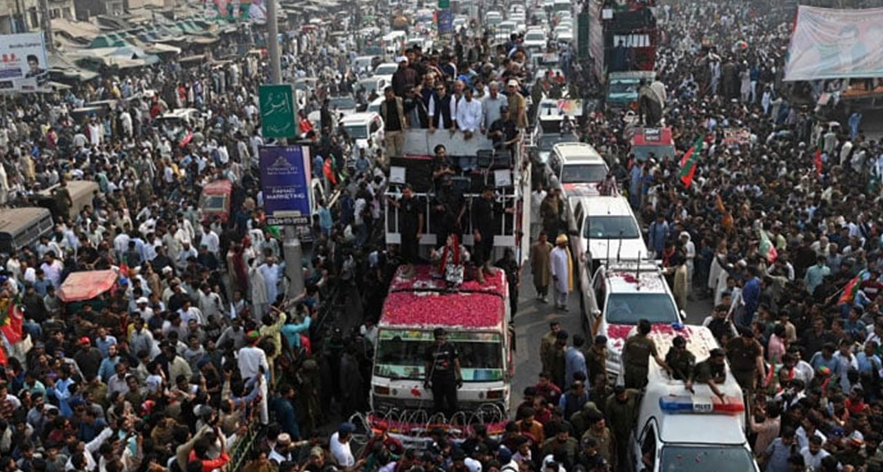 پی ٹی آئی لانگ مارچ، گوجرانوالہ میں تعلیمی اداروں میں تعطیل کا اعلان