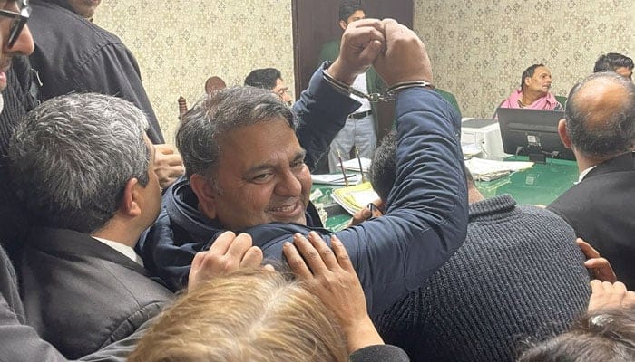 الیکشن کمیشن کو دھمکیاں پی ٹی آئی رہنما فواد چوہدری لاہور سے گرفتار