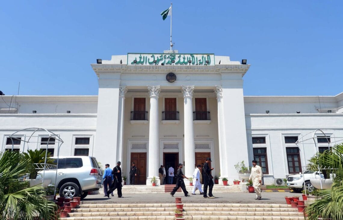 کے پی اسمبلی آج ٹوٹے گی یا نہیں؟ پی ٹی آئی قیادت تقسیم