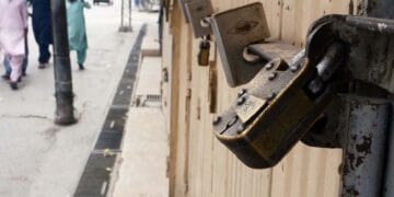 دس بجے بند نہ کرنے پر 39 دکانیں اور ریسٹورنٹ سیل کردیا گے