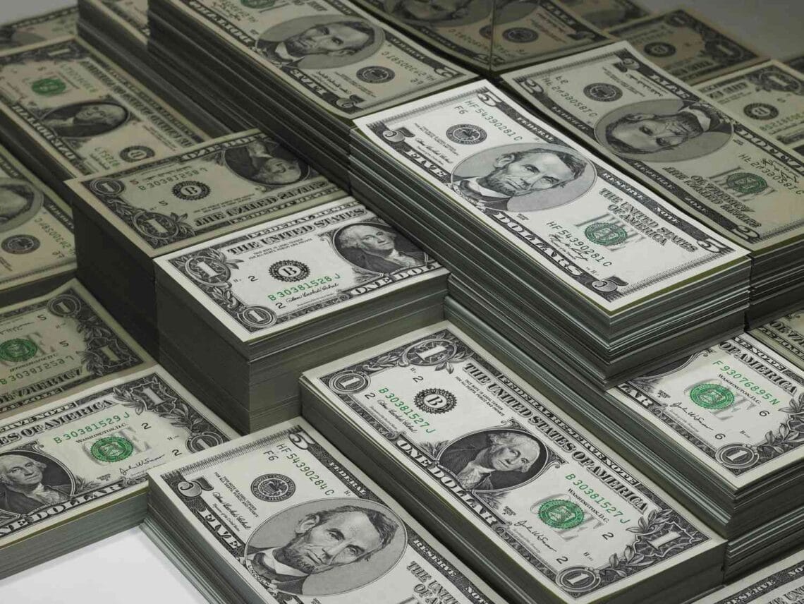 انٹر بینک مارکیٹ میں ڈالر کی قدر میں ریکارڈ اضافہ، 255 روپے کا ہوگیا