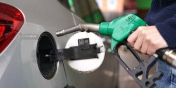 آئی ایم ایف خوش، عوام پریشان : حکومت کا پٹرولیم مصنوعات کی قیمتوں اضافے کا فیصلہ