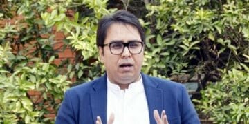 رانا ثناء اللہ سپریم کورٹ کے ججز پر حملہ آور ہوئے، شہباز گل