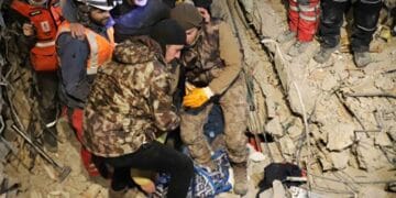 جسے اللہ رکھے: زلزلے کے  سو گھنٹے بعد بھی ملبے سے کئی افراد کو زندہ نکال لیا گیا