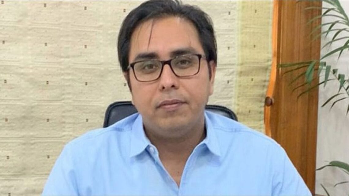مجھ پر اچھا وقت آنے دیں، پی ٹی آئی میں آستین کے سانپوں کو عوام کے سامنے جوتے ماروں گا: شہباز گل
