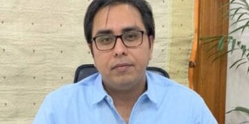 مجھ پر اچھا وقت آنے دیں، پی ٹی آئی میں آستین کے سانپوں کو عوام کے سامنے جوتے ماروں گا: شہباز گل