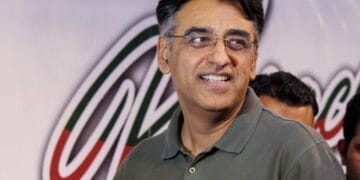 غلطی ہوگئی، معاف کردیں : اسد عمر نے الیکشن کمیشن کے خلاف بیان پر معافی مانگ لی