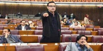 پشاور میں اتنا بڑا سانحہ ہو گیا اور یہ لوگ باتوں میں مصروف ہیں- نورعالم خان