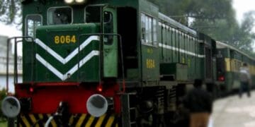 کوٹری میں علامہ اقبال ایکسپریس بڑے حادثے سے بال بال بچ گئی