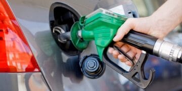 حکومت نے پیٹرول، ڈیزل کی قیمتیں بڑھا دیں