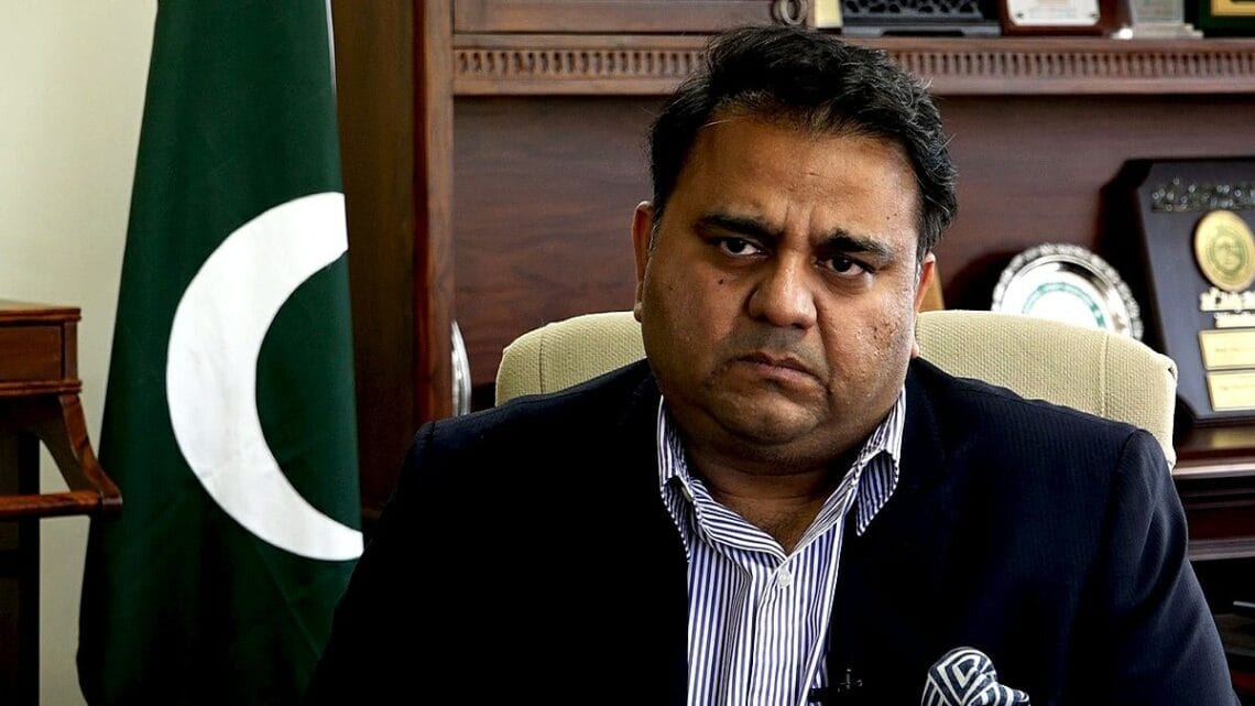 عمران خان کی ہدایت ہے کہ الیکشن کمیشن کے ساتھ کھڑے ہوں، فواد چوہدری